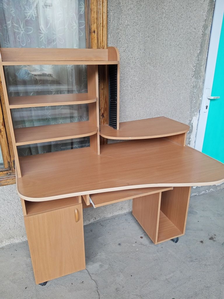 Стол в хорошем состоянии