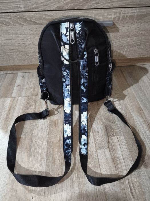 Дамска черна раница