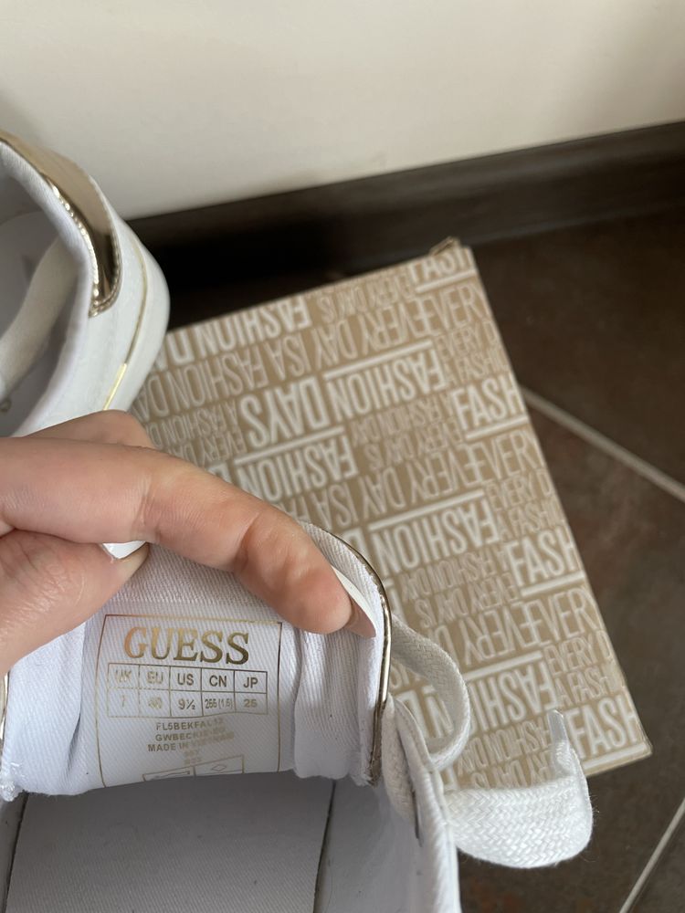 Спортни обувки с монограм от еко кожа на GUESS