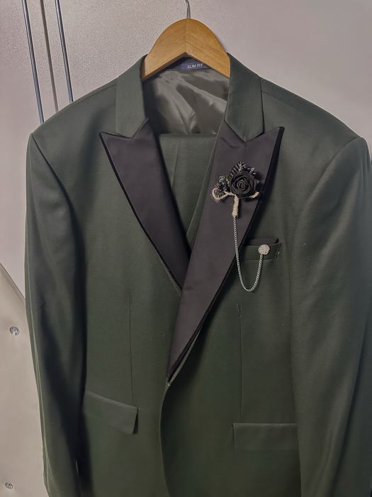 Официален костюм