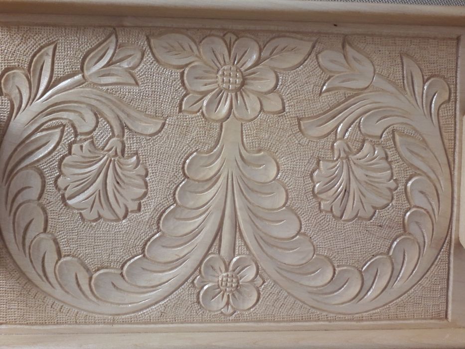 Tava sculptata din lemn masiv.