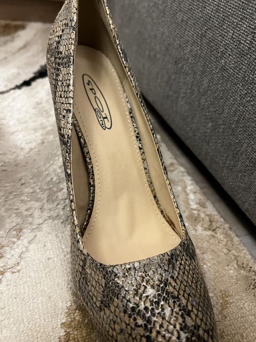 Pantofi cu toc noi cu eticheta