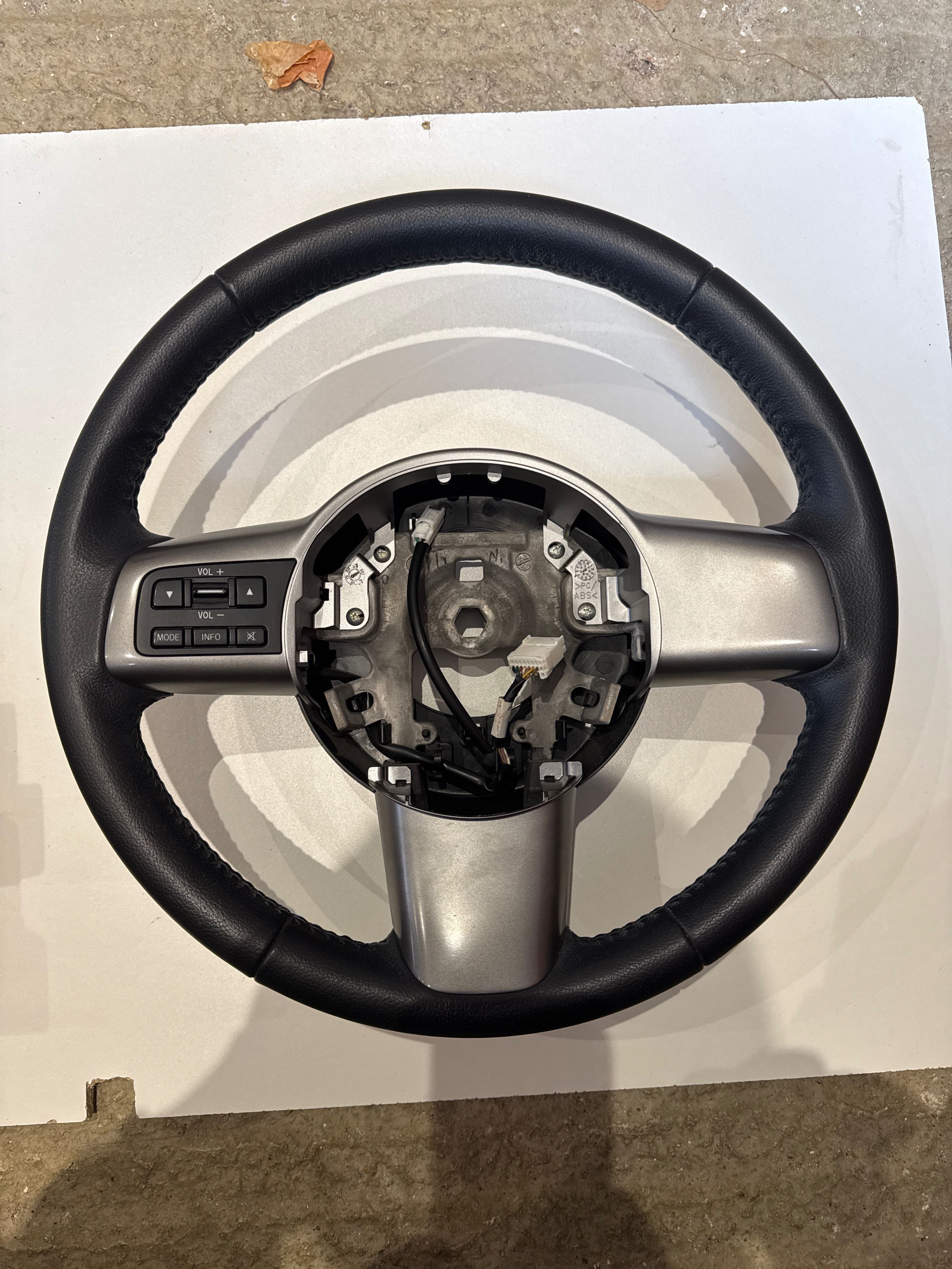 Mazda 2 кожен волан Мазда 2