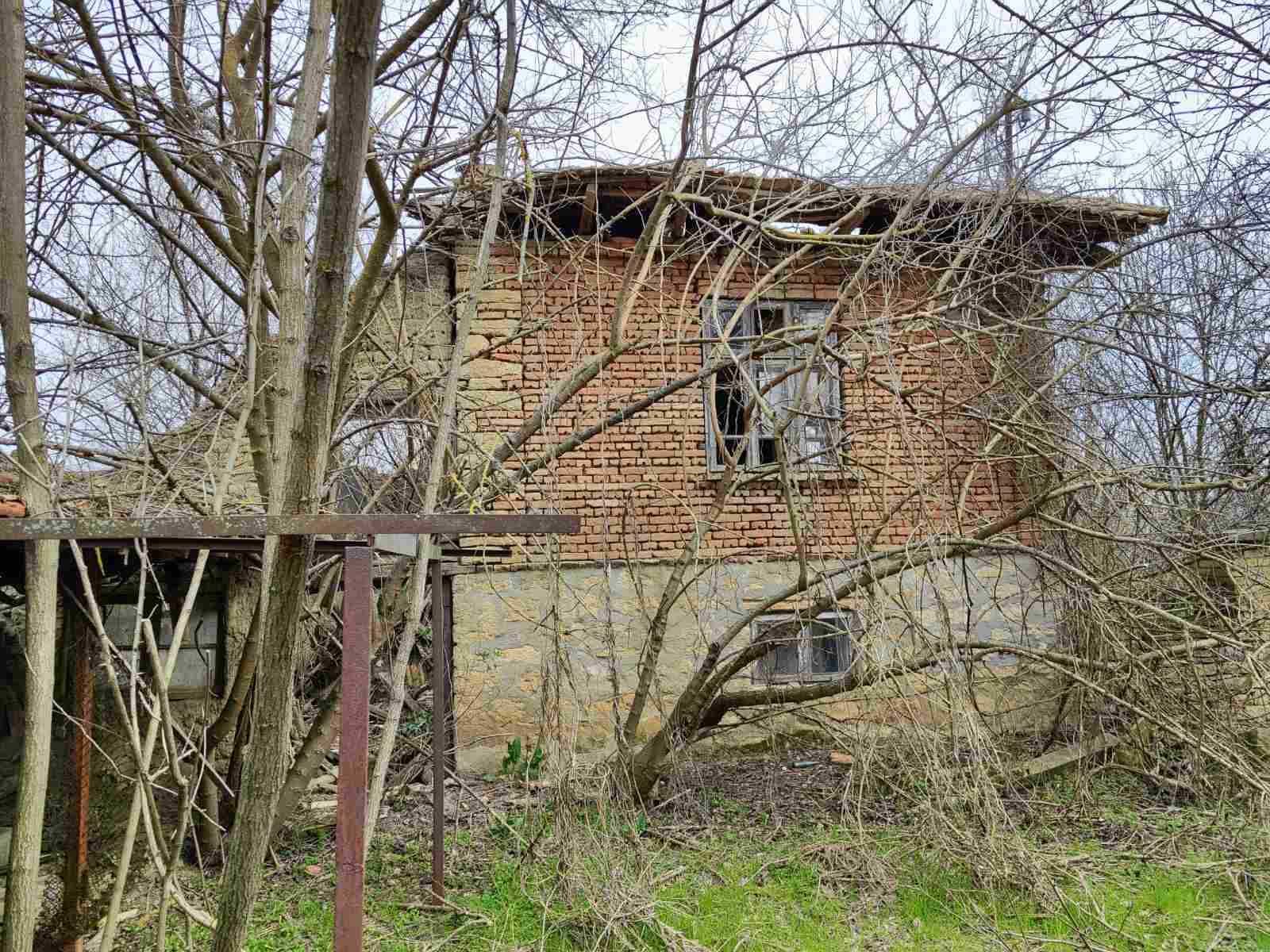 Стара двуетажна къща в с.Ягнило, обл. Варна