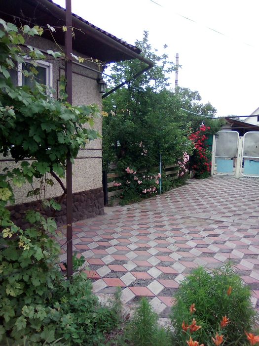 Продам фактически два дома, на участке 8соток, удобном престижном райо
