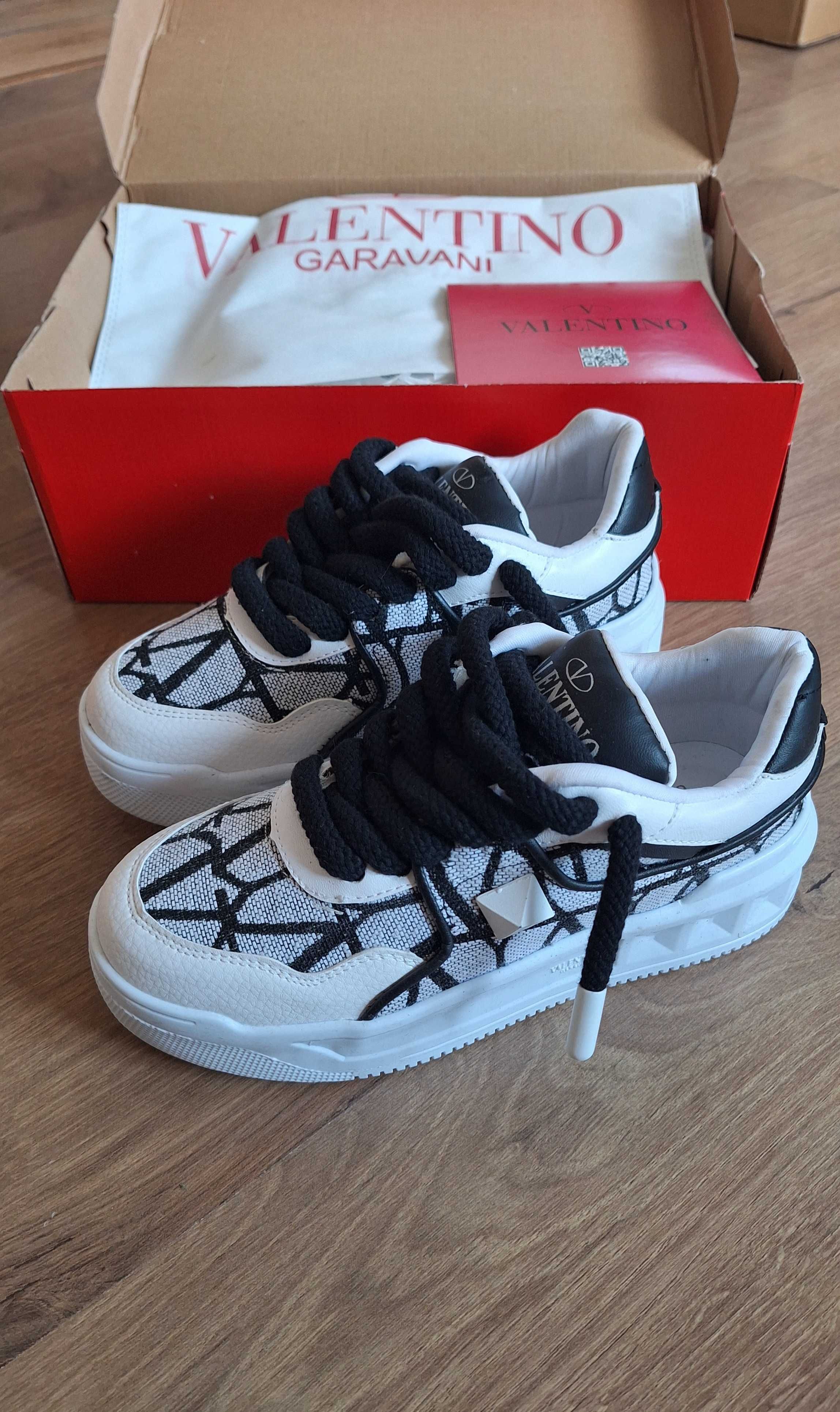 Дамски кецове обувки маратонки Valentino