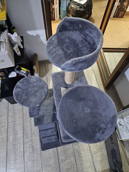 Turn pentru pisici, loc de joaca.