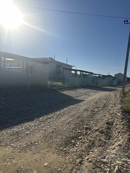 Жер сатылады жолдың бойы қоршаулы тұр,