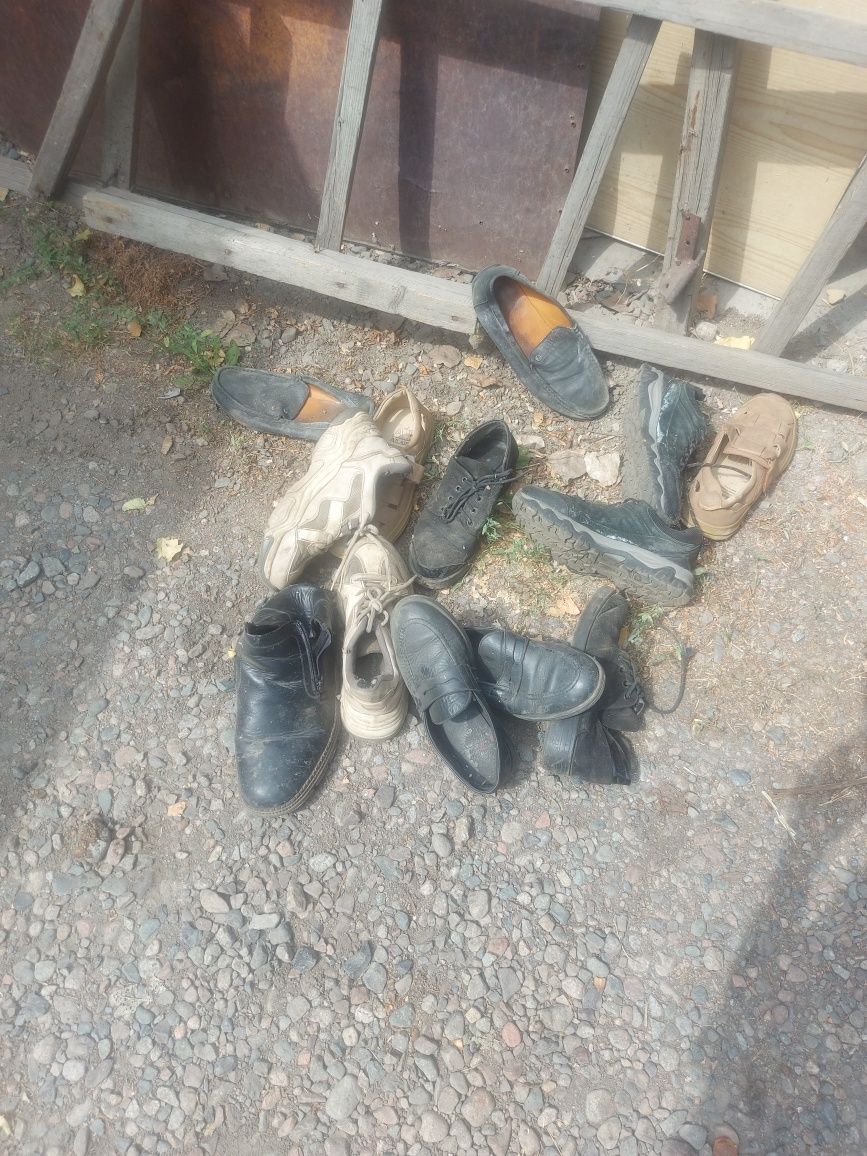 Отдам кучу  обуви и одежды