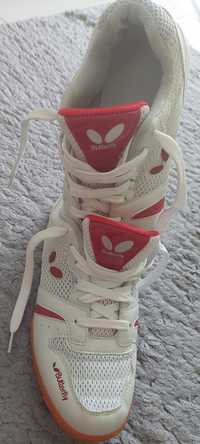 Adidasi tenis de masa Butterfly=200 RON.