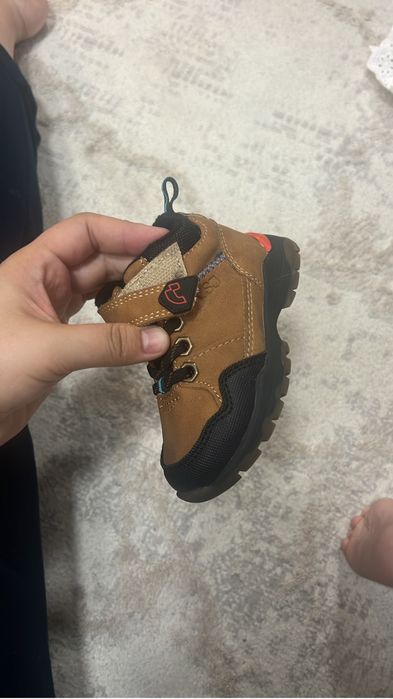 Продам детскую обувь