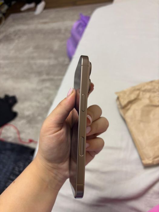 Vand iph 16 pro , 128gb , 100baterie , telefonul este intact