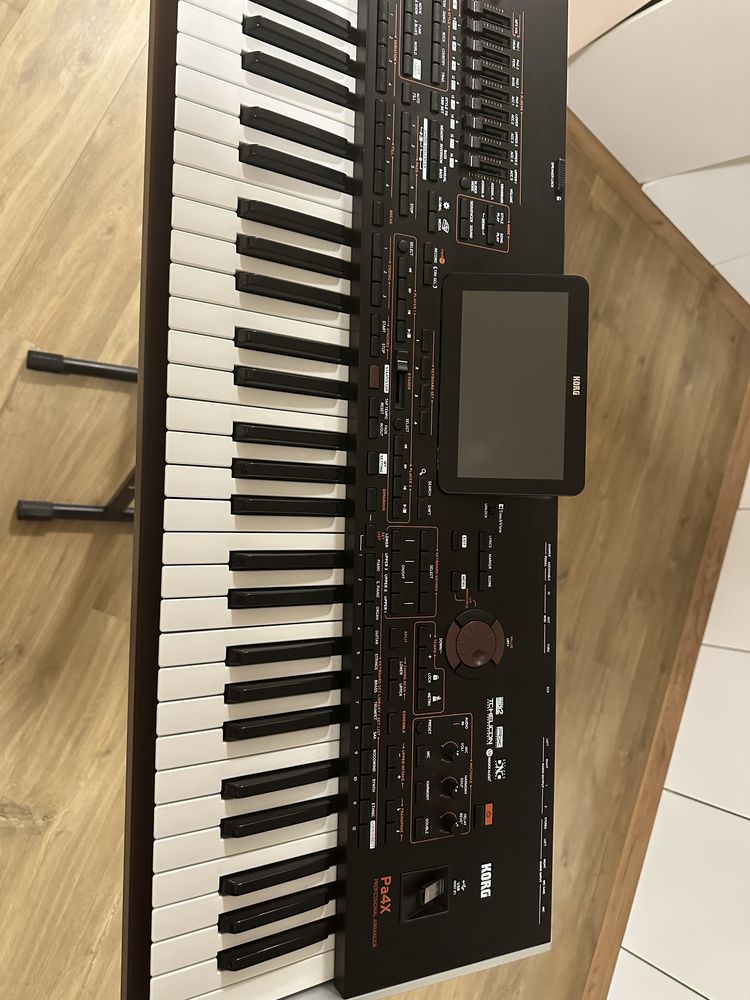 Продавам korg pa 4 X 61 keys