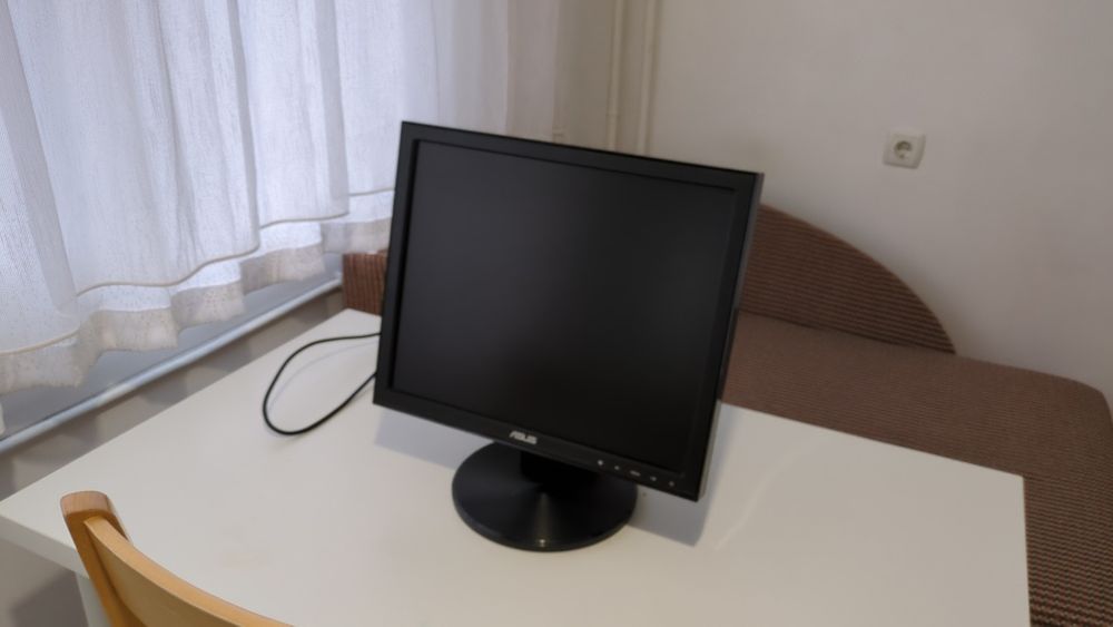 Продавам стар LCD монитор ASUS VB171