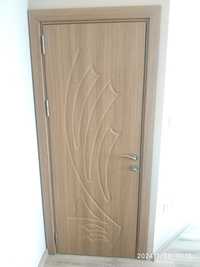 Врата нова неразопакована дървена със брава и отключи.