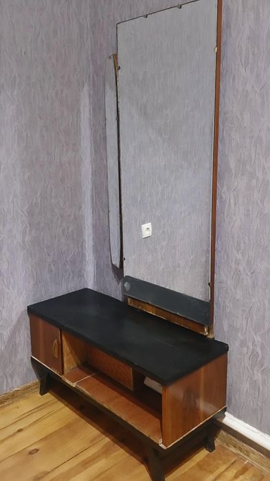 Комод с зеркалом.