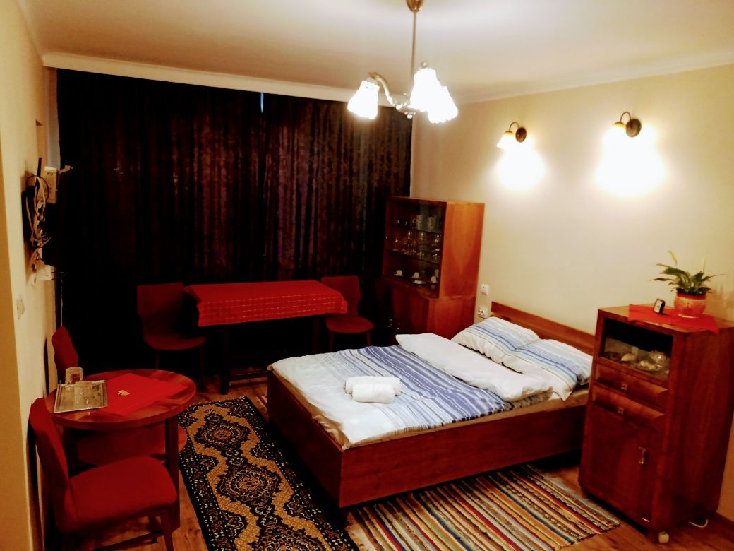 Închiriez în Regim hotelier zona teatrul de vară.