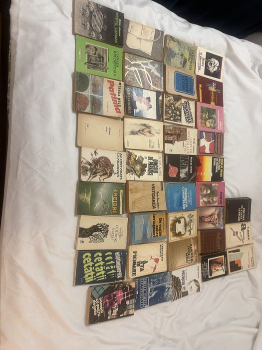 Carti vechi vand urgent