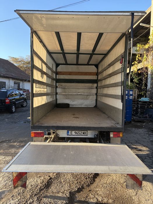 Продавам каросерията с падащия борд и спалното помещение