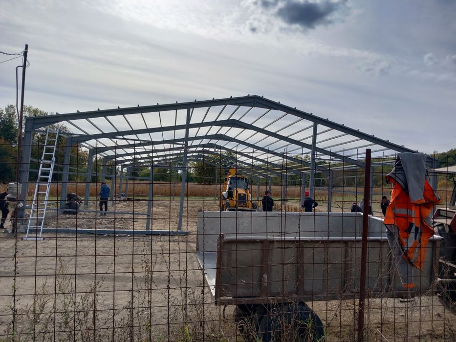 Vand hale metalice avem pe stoc asiguram transport si montaj rog serio