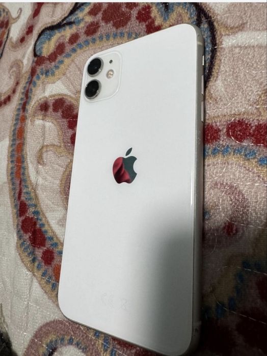 Айфон  11 в хорошом состаяни