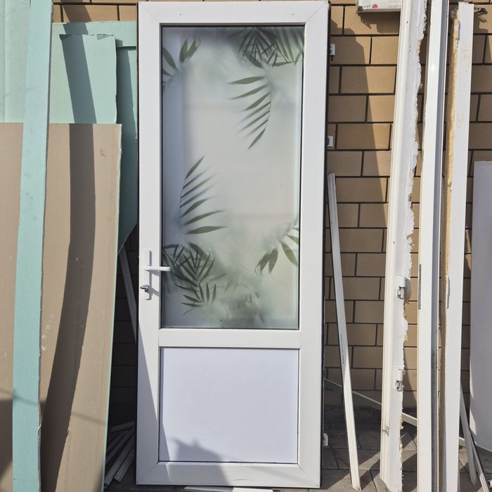 Продам пластиковые двери бу