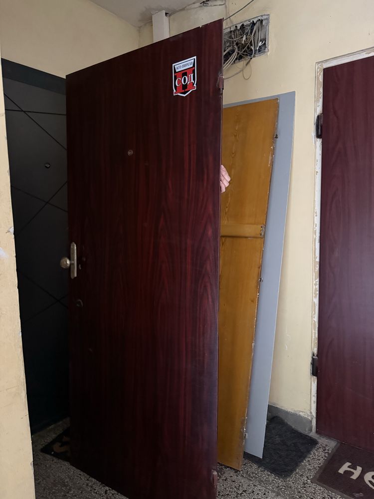 Метална и дървена врата