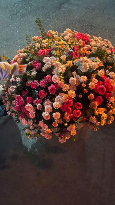 Цветы в корзине большой