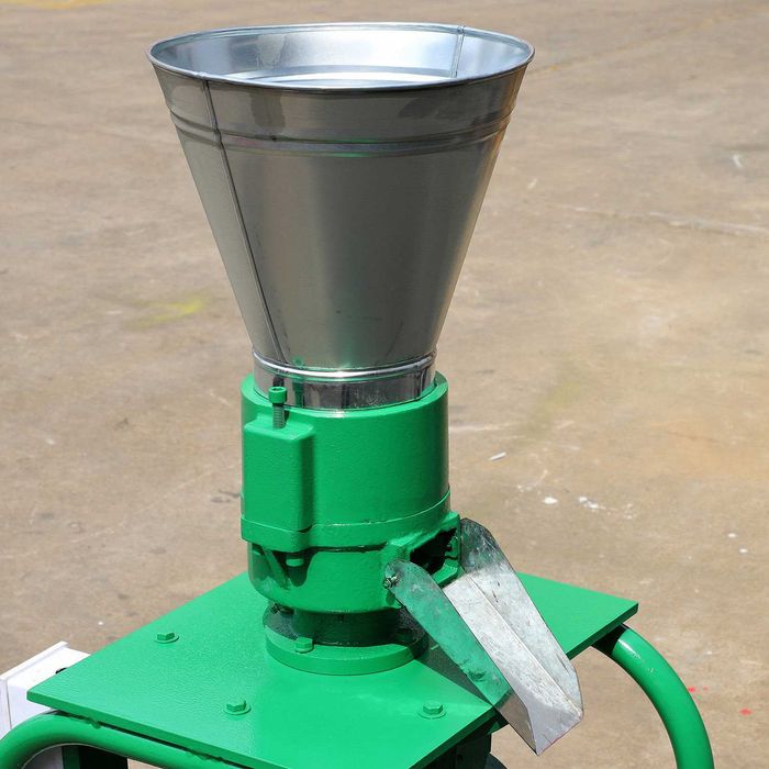 Granulator furaje KL-120L PROFI, motor inclus 3 kW si 3 matrite NOU