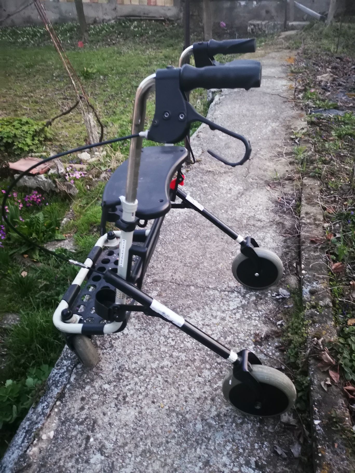 Проходилка ролатор INVACARE  възрастни,оперирани,трудно подвижни хора