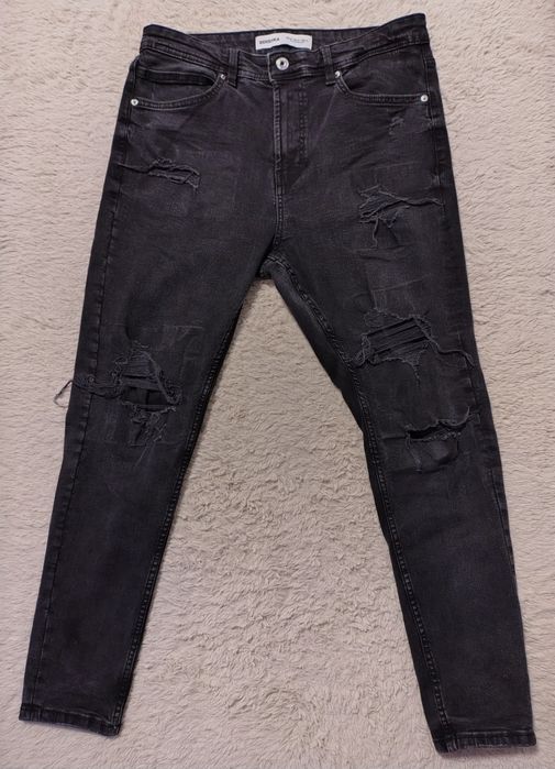 Blugi rupti negri Bershka