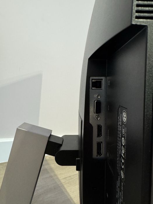 Vand Monitor HP E243i