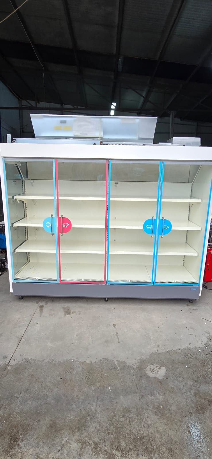 Vitrina frigorifica alimente lactate mezeluri