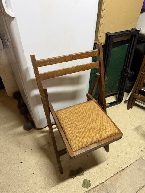 кръгла маса разтегателна и 6 сгъваеми тапицирани стола