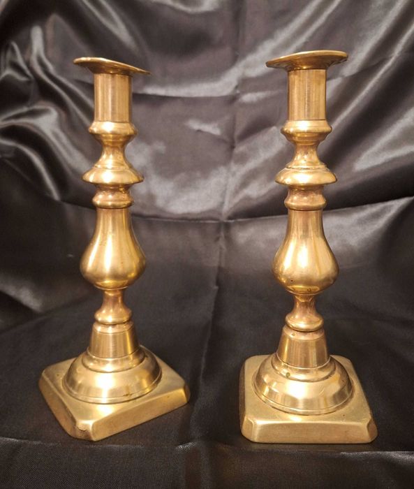 Pereche de sfeșnice din alamă