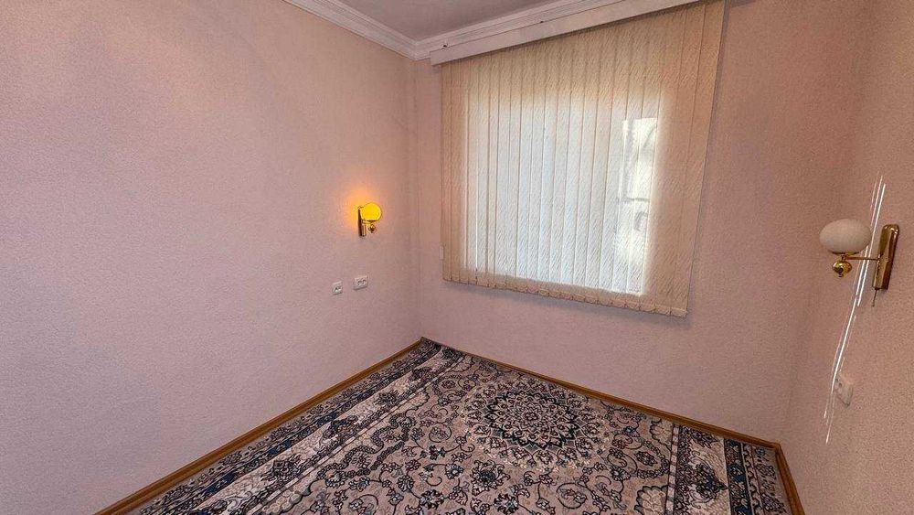 Шахар маркази ФарДУ 2 қаватда 2 хонали квартира сотилади.ID: 1423