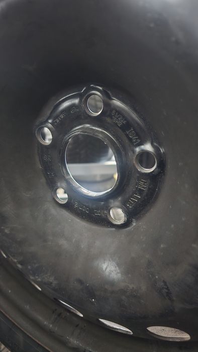 Зимни гуми Pirelli 205/55/16  с джанти и оригинални тасове - 520лв.