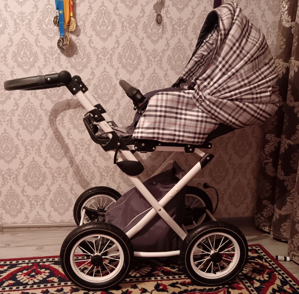 Детская коляска для новорождённого  имеется люлка и прогулочные блок.