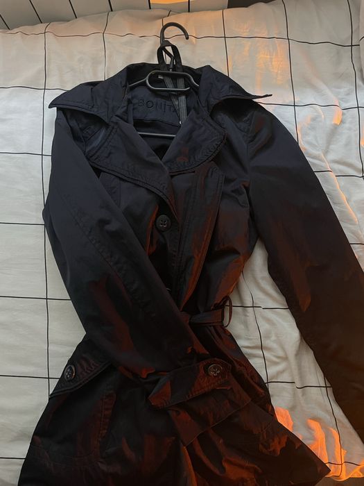 Тъмносин шлифер на Bonita