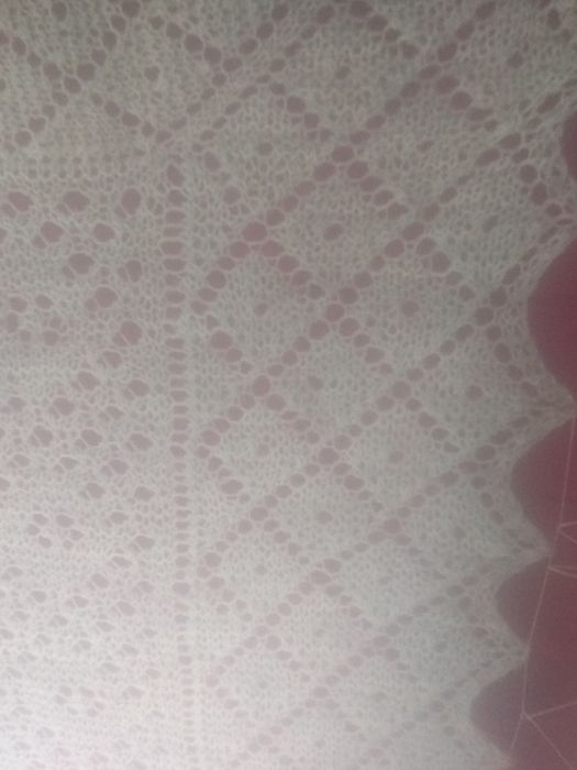 Продам шаль.Связана спицами из шерсти и акрила .Очень теплая,пушистая,