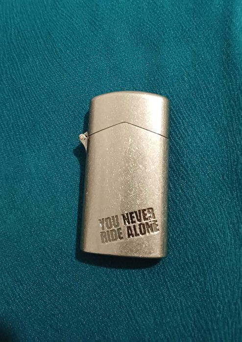 Bricheta metaliza Marlboro Zippo pe benzină  - nefolosită