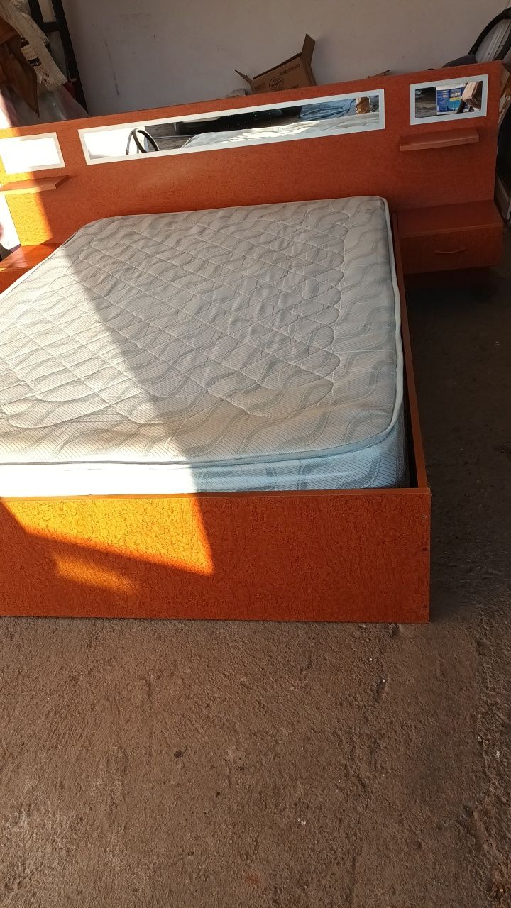 Pat și saltea 140×200  în stare buna cu două lăzi de depozitare 500 de