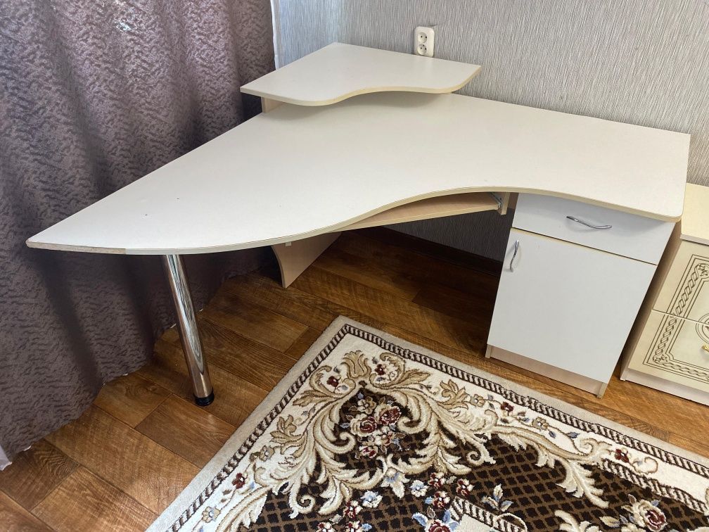 Продаю компьютерный стол