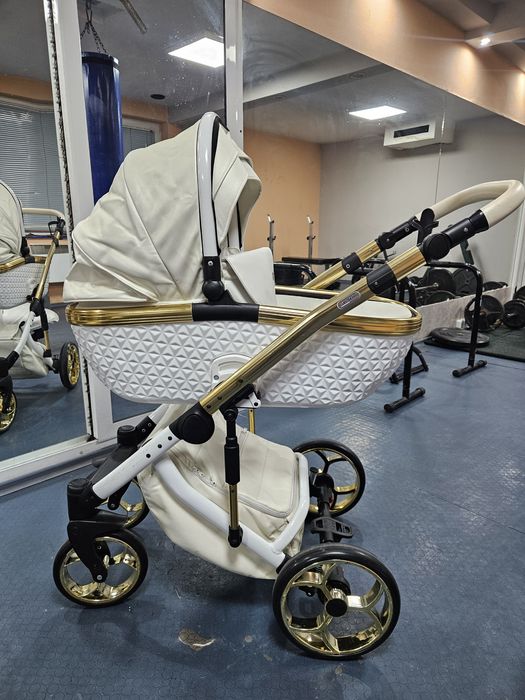 Бяла бебешка количка 3в1