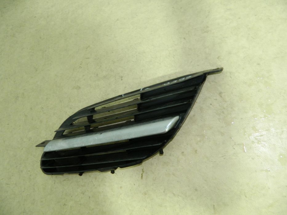 Grila radiator partea stanga, Nissan Almera Tino, 00-06, 62332-BU000