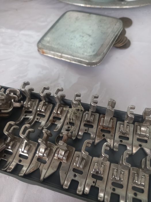 Продаю  лапки  советских швейных машин,