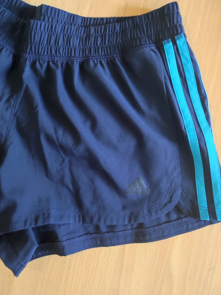 Къси панталони Adidas номер М нови без етикет
