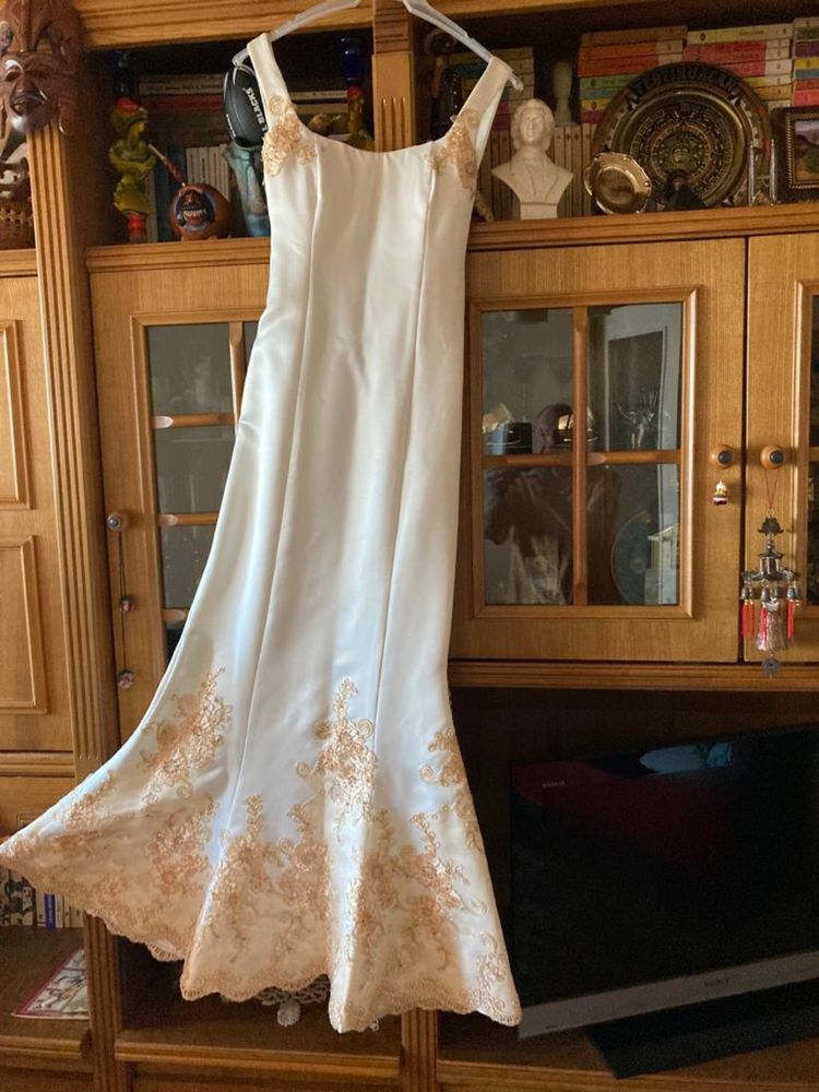 Rochie de mireasa (pentru o fata micuta si foarte slabuta)