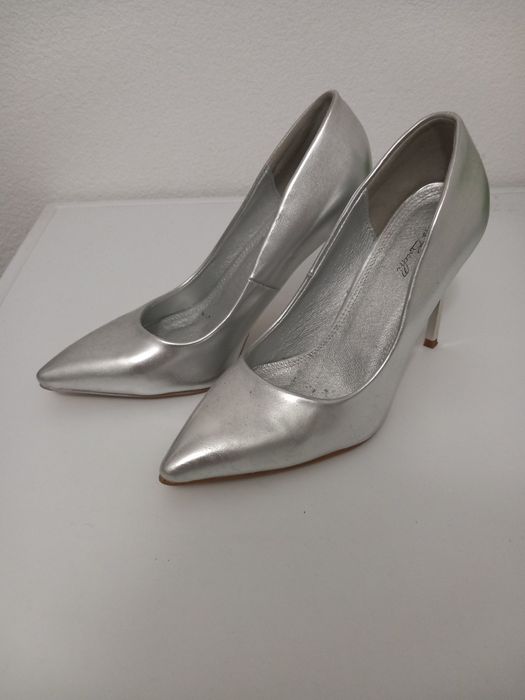 Официални сребърни обувки с ток 39