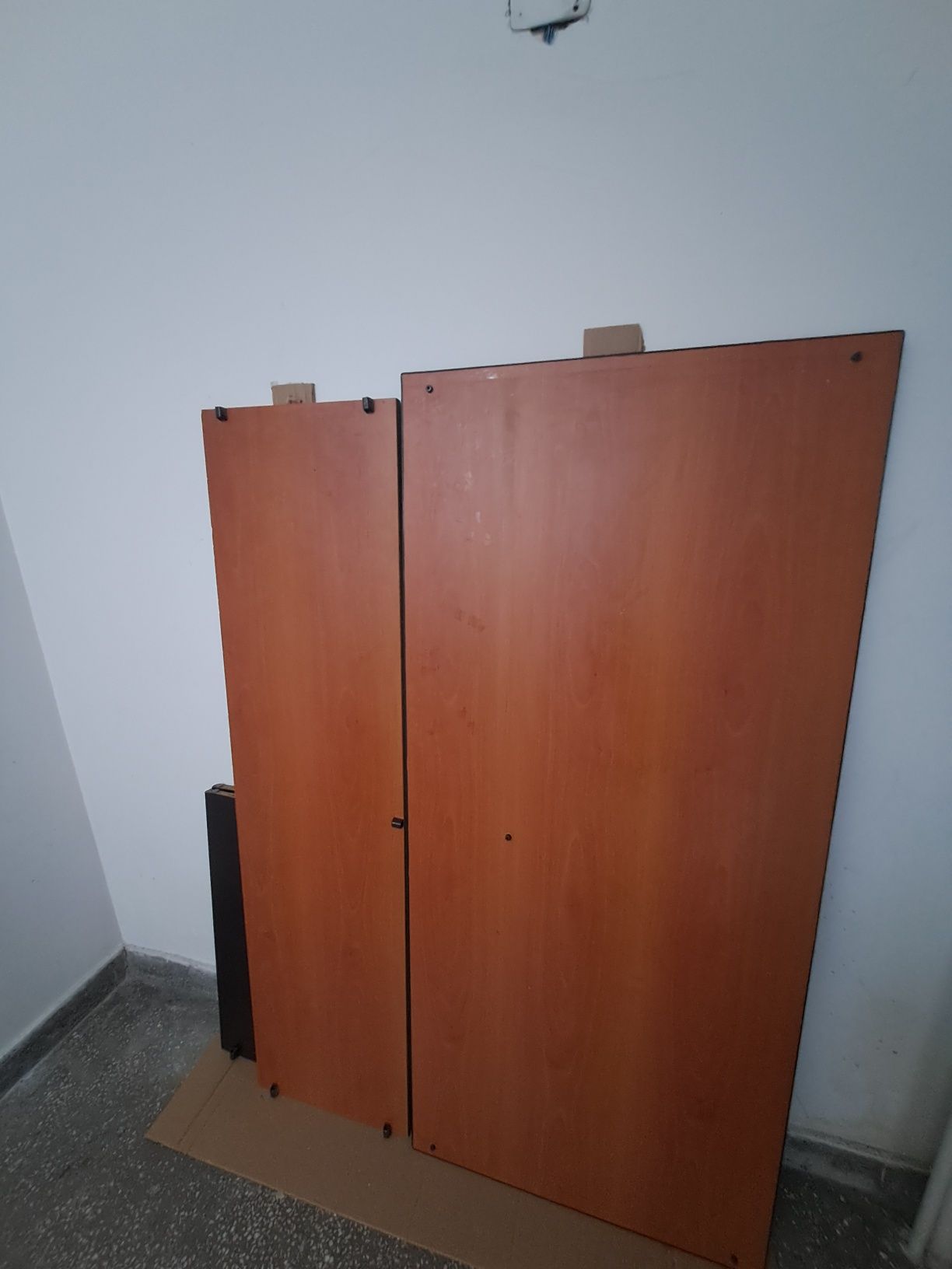 Продавам голямо бюро